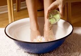 Cilvēkiem ar kāju nagu sēnīti ir lietderīgi uzņemt vannas ar etiķi un sāli. 
