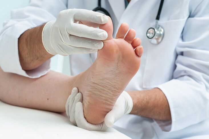 Dermatologs pārbauda pacienta kājas